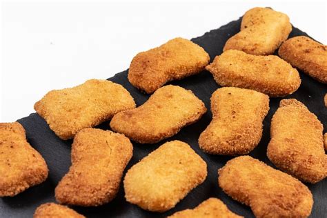 Fried Chicken Nuggets auf der Steinplatte - Creative Commons Bilder