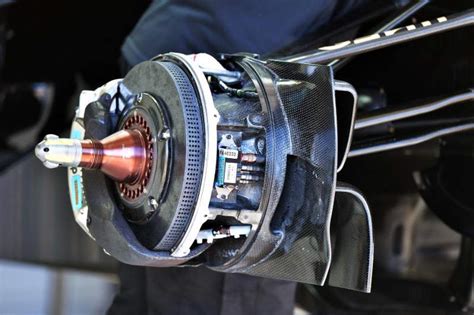 This is How F1 Brakes Can Stop From 200mph in just 4 seconds! – Engineerine