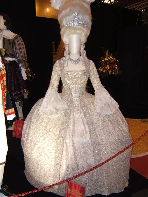 Madame du Pompadour | Beautiful costumes, Recycled costumes, Rococo fashion