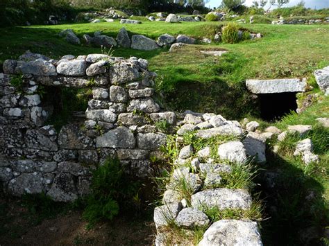 Carn Euny © Chris Gunns cc-by-sa/2.0 :: Geograph Britain and Ireland