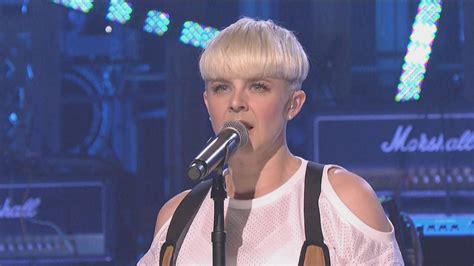 Live Performance Music Videos: Robyn - Dancing on My Own (Live ...