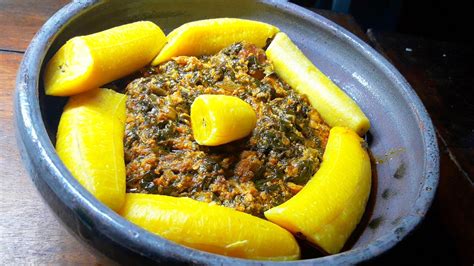 Ghana food: How to prepare palava sauce or Nkontomire Stew - video