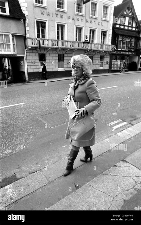 Singer. Dorothy Squires. April 1975 75-1900-001 Stock Photo - Alamy