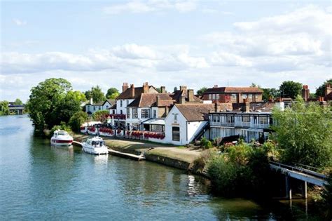 Lovely pub on the river - The Swan Hotel, Staines, Staines Traveller ...