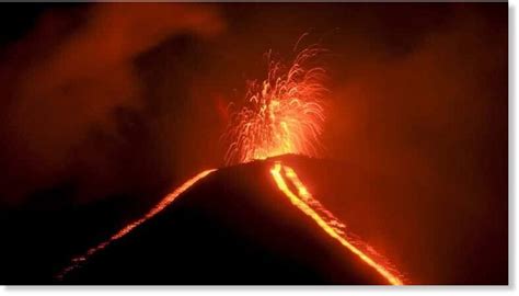 Lava spews from Guatemala's Pacaya volcano -- Earth Changes -- Sott.net