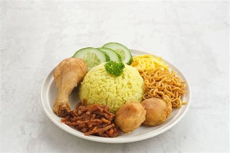 Resep Nasi Kuning Rice Cooker, Bahan & Cara Memasaknya