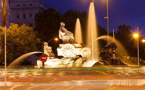 Free Photo | Cibeles fountain at plaza de cibeles in evening