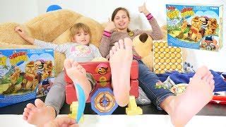 CHALLENGE CHATOUILLES PIEDS • JEU CHATOUILLE PIRATE - TICKLE ME FEET — YouLoop