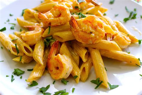 Penne con camarones y salsa de crema con hierbas | Mujer