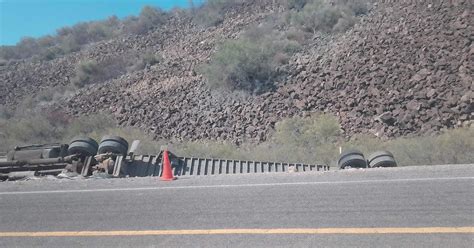 Volcadura de un tractocamión en la carretera Mulegé-Loreto, genera preocupación