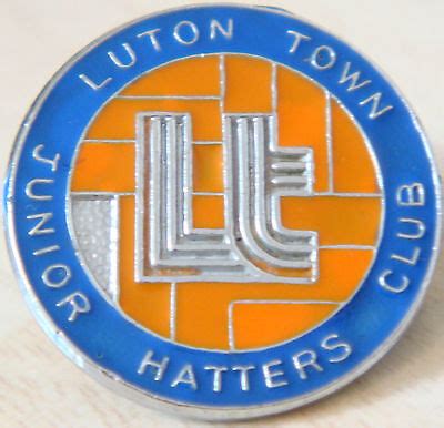 LUTON TOWN FC Rare vintage JUNIOR HATTERS CLUB Badge Brooch pin In gilt 26mm Dia | eBay