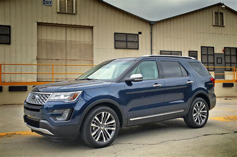 2016 Ford Explorer Platinum front three quarter 04 - Automobile