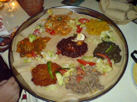 File:Eritrean food on an injeera.jpg - Wikimedia Commons