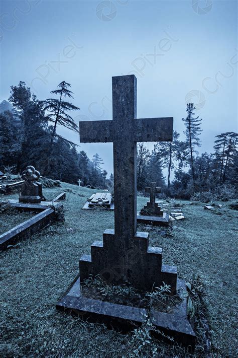 Spooky Halloween graveyard in fog - stock photo 654046 | Crushpixel