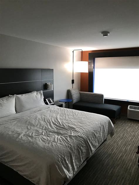 HOLIDAY INN EXPRESS & SUITES BENSENVILLE - O'HARE $71 ($̶9̶9̶ ...