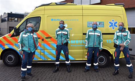 Strak in het pak: ambulancemedewerkers dragen nieuw uniform - indebuurt ...