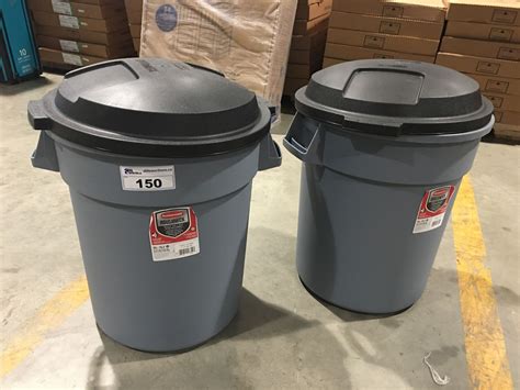 2 RUBBERMAID ROUGHNECK 20GAL GARBAGE CANS WITH LIDS - C