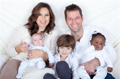 Mariska Hargitay and family | Atrizes famosas, Atrizes, Atriz