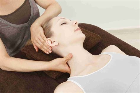 Best Neck Massage Techniques to Relieve Pain