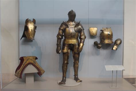 Henry viii gold armor | Gold armor, Fantasy costume design, Fantasy costumes