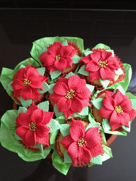 Poinsettia bouquet - Cake by Gwendoline Rose Bakes - CakesDecor