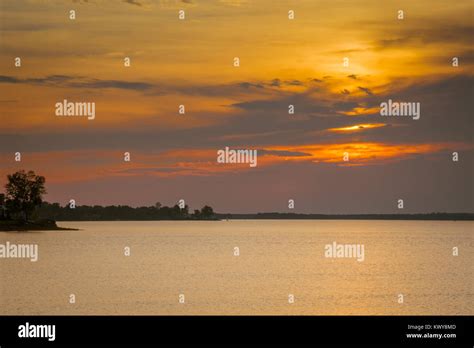 OTTAWA, ONTARIO / CANADA - SUNSET AT OTTAWA RIVER. GATENAU VIEW Stock Photo - Alamy