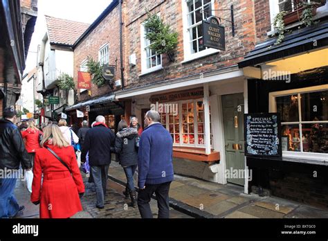 Shambles christmas york yorkshire england hi-res stock photography and images - Alamy