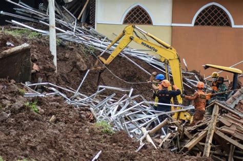 Indonesia Flash Floods Kill At Least Eight | IBTimes