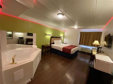 23 BEST Cleveland Hotels with Jacuzzi in room ️ 2024