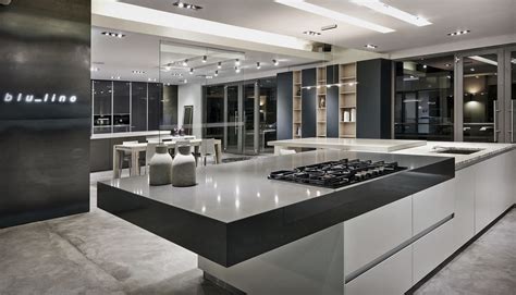 showroom | Modern luxury kitchen, Luxury kitchens, Modern kitchen ...