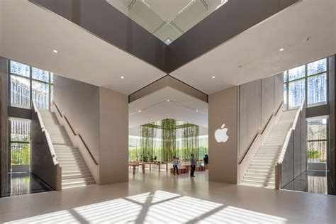 Norman Foster's office has completed a new Apple store in Macau - PRAGMATIKA.MEDIA