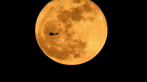 Full Moon with small plane | Final full Moon of 2013 taken e… | Flickr