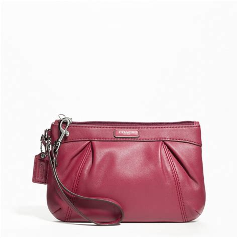 LiTTLE-KiOSK: Coach Leather Pleated Medium Wristlet #F46484