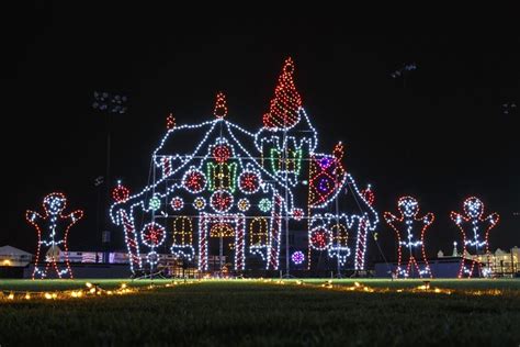 4 Drive-Thru Holiday Light Displays in Illinois - The News Wheel