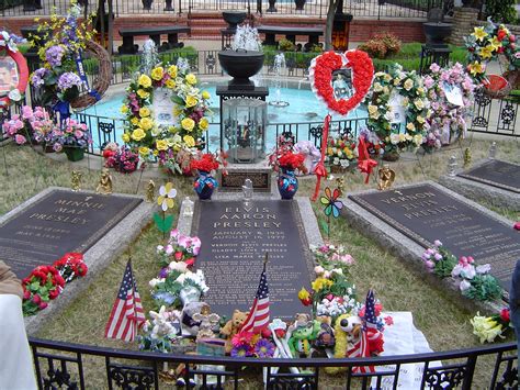 elvis's grave | Entre piedras y cipreses