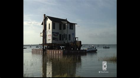 Ma Barker House Floats Across Lake Weir To Its New Home - YouTube