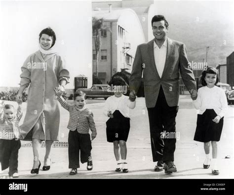 MARIO LANZA (1921-1959) US singer and actor with wife Betty and Stock Photo: 36835870 - Alamy