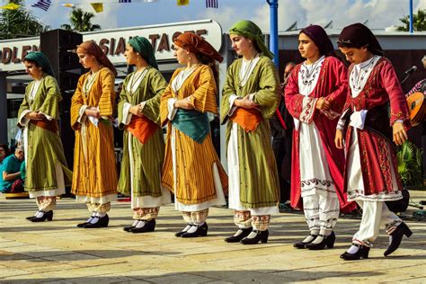 รูปภาพ : การพักผ่อนหย่อนใจ, เชื้อชาติ, สาว ๆ, นักเต้น, วัฒนธรรม, เหตุการณ์, ประเพณี, ชุดแต่งกาย ...