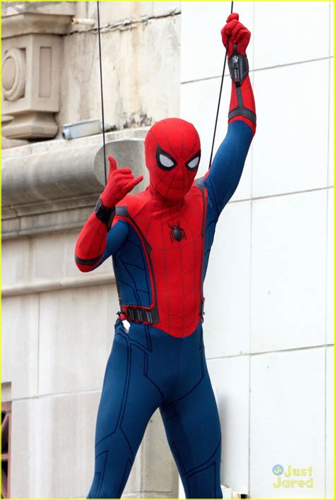 What's Different About Tom Holland's Spider-Man Suit? Web-Wings! | Photo 1054540 - Photo Gallery ...