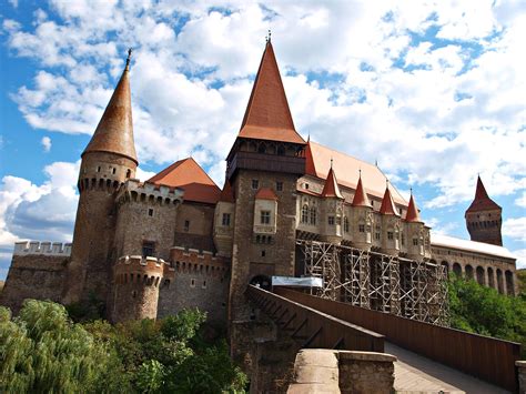 Hunyad Castle in Transylvania, Romania [2400x1800] : ArchitecturePorn