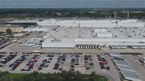 UAW President Shawn Fain urges non-union workers to organize during Monday address | wtol.com