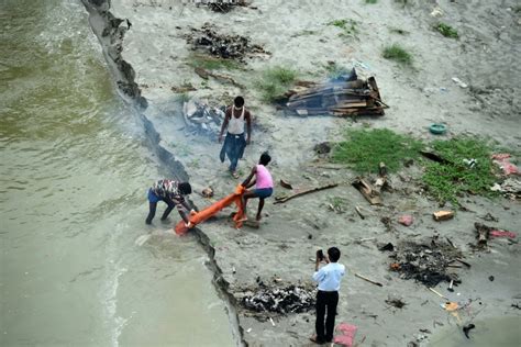 Bangkok Post - India's holy Ganges river gives up its coronavirus dead