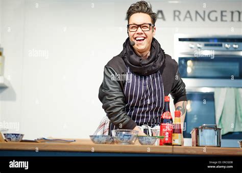 Gok wan cooking hi-res stock photography and images - Alamy