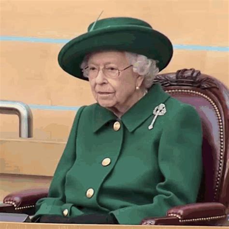 Queen Elizabeth Queen GIF – Queen Elizabeth Queen Queen Of England ...