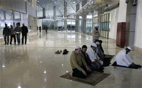 File:Srinagar Airport Praying.jpg - Wikipedia