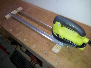 Homemade Jigsaw Straight Cutting Guide - HomemadeTools.net