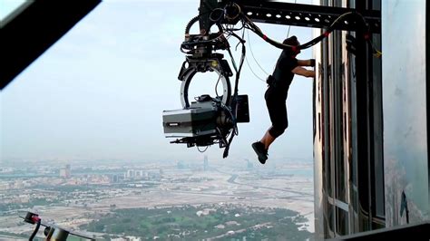 Tom Cruise does his own stunts and climbs the Burj Khalifa | Cultjer