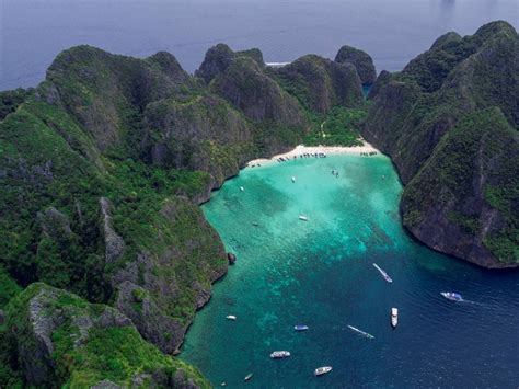 Phi Phi island Sunrise Tour starts early to avoid the crowds