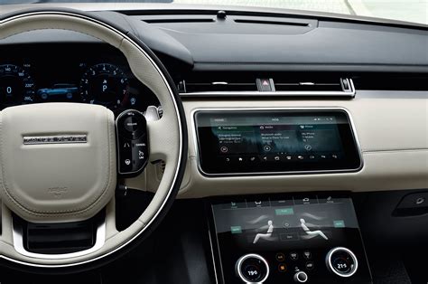 2018-Land-Rover-Range-Rover-Velar-interior-center-stack - Motor Trend en Español