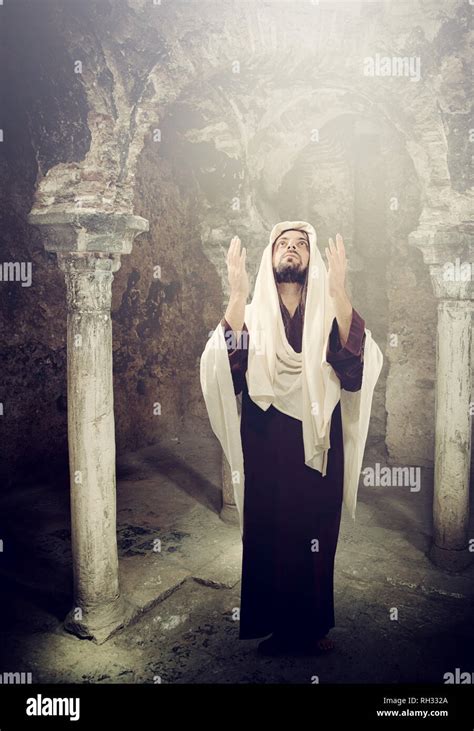 Jesus Christ praying and looking up to heaven Stock Photo - Alamy